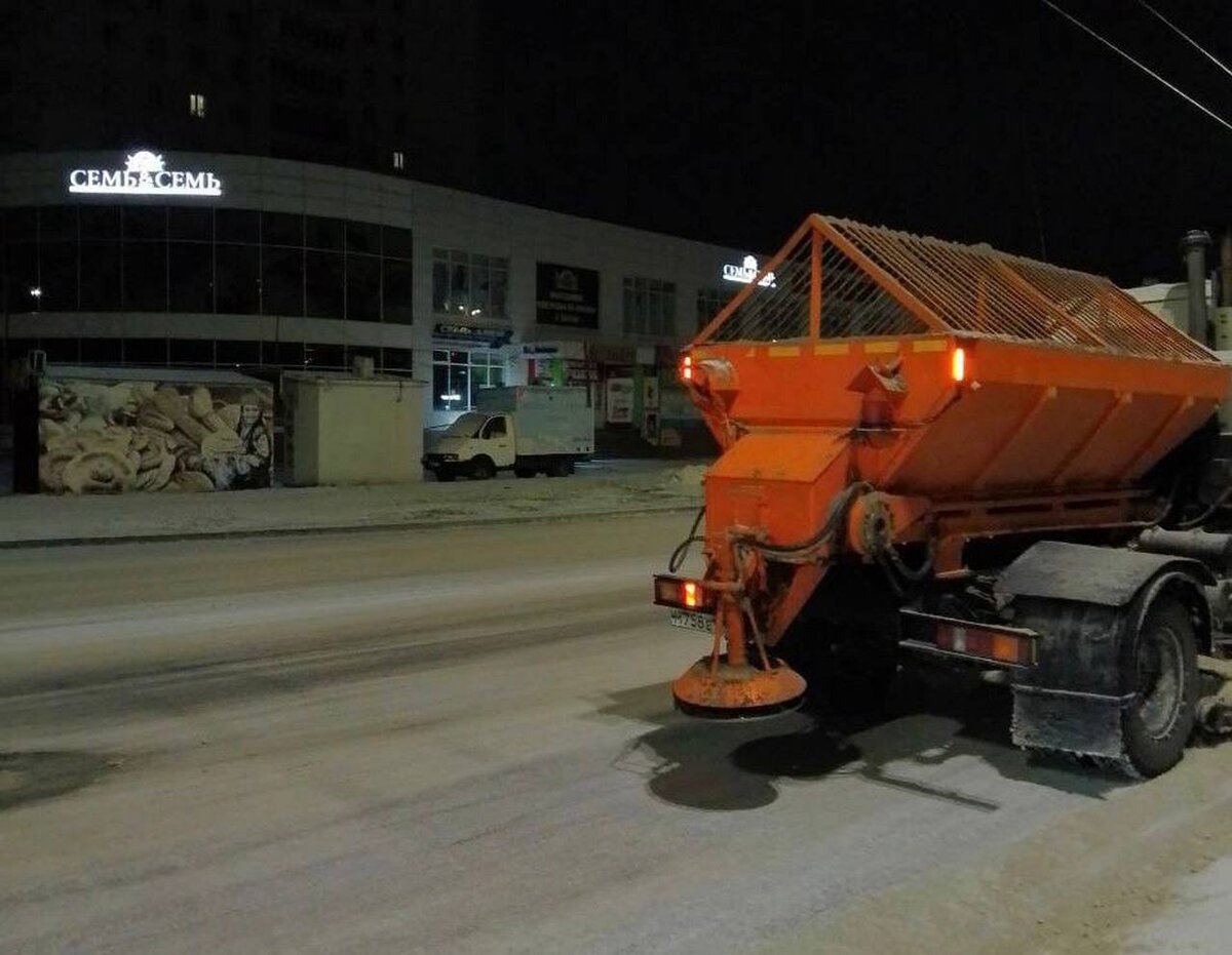    Ночью 3 января 33 единицы спецтехники расчищали дороги Курска