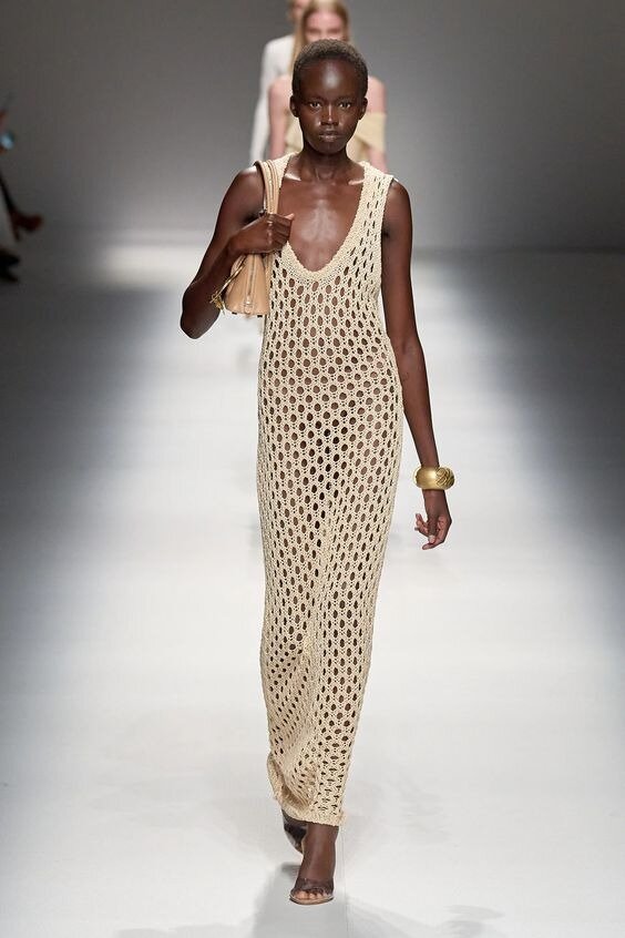 Платье бренда Blumarine коллекция Ready-to-wear Spring 2024 (белый вариант)