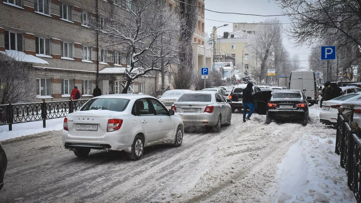 От снежной «каши» до гололеда. На уборку Омска отправили 87 рабочих и 93  машины | gorod55.ru | Дзен