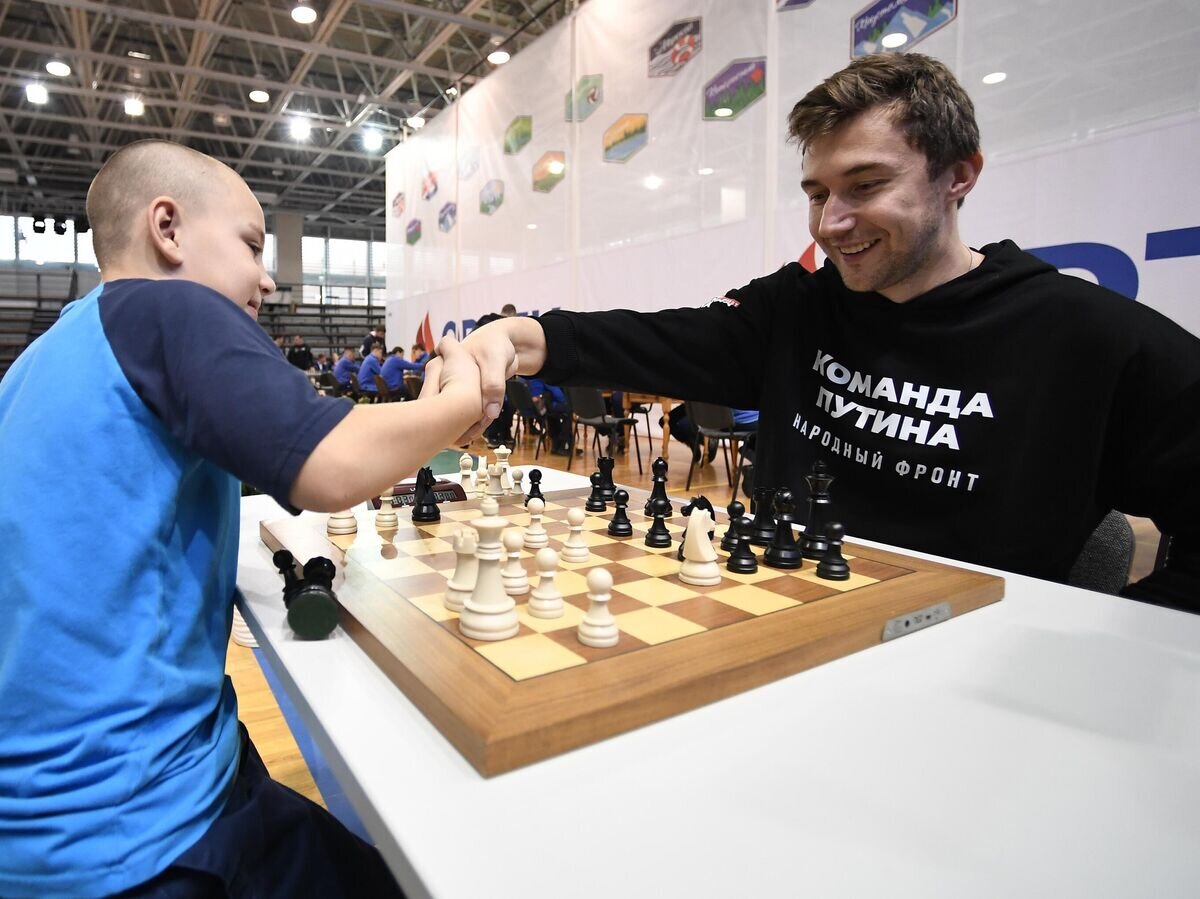    Гроссмейстер Сергей Карякин открывает смену для юных шахматистов ДНР в "Артеке"© РИА Новости / Константин Михальчевский