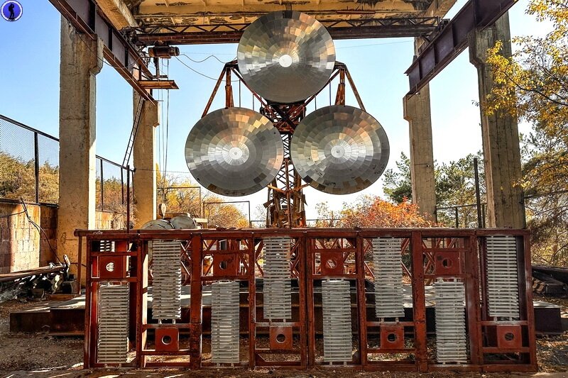 Сегодня мы завершаем нашу серию статей о заброшенных объектах Арагацского научного центра в горах Армении, где располагался уникальный первый в мире гигантский зеркальный радиооптический телескоп...