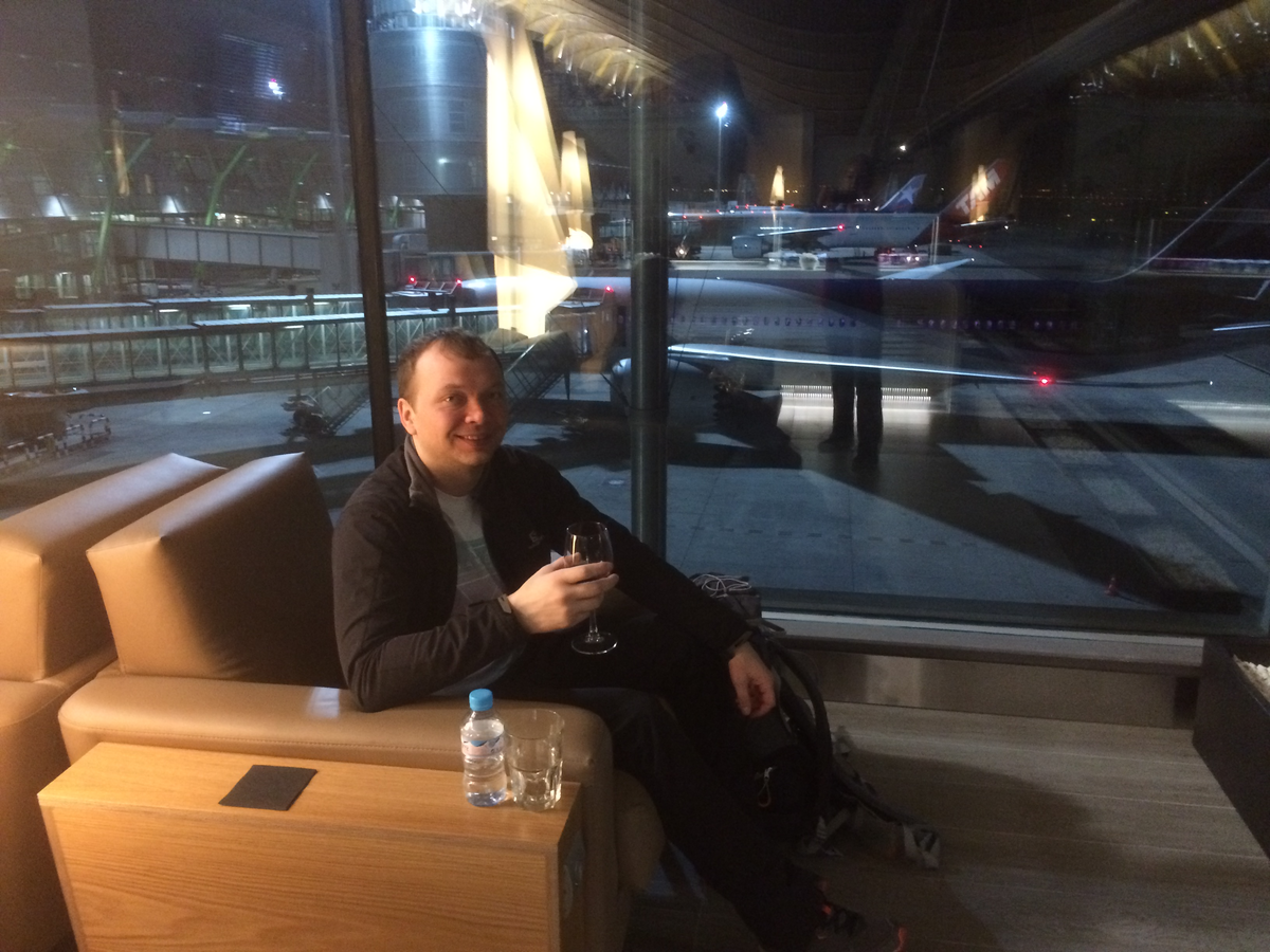 Зал ожидания в аэропорту Мадрида, у панорамных окон