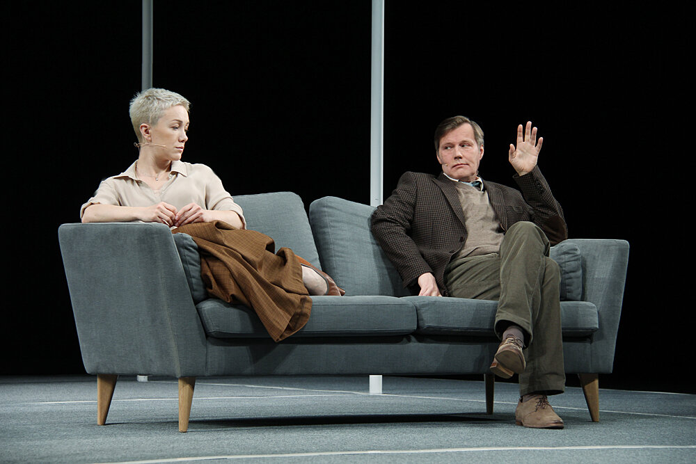 Дарья Мороз в роли Джуди. Игорь Гордин в роли Гейба. Мужья и жены. Фото - Екатерина Цветкова. С официального сайта МХТ имени Чехова: https://media.theatre.ru/photo_src/79302.jpg