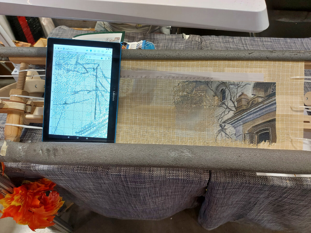 Вышивка Оксаны Трегубовой. Планшет с приложением saga. удобно лежит на раме. 