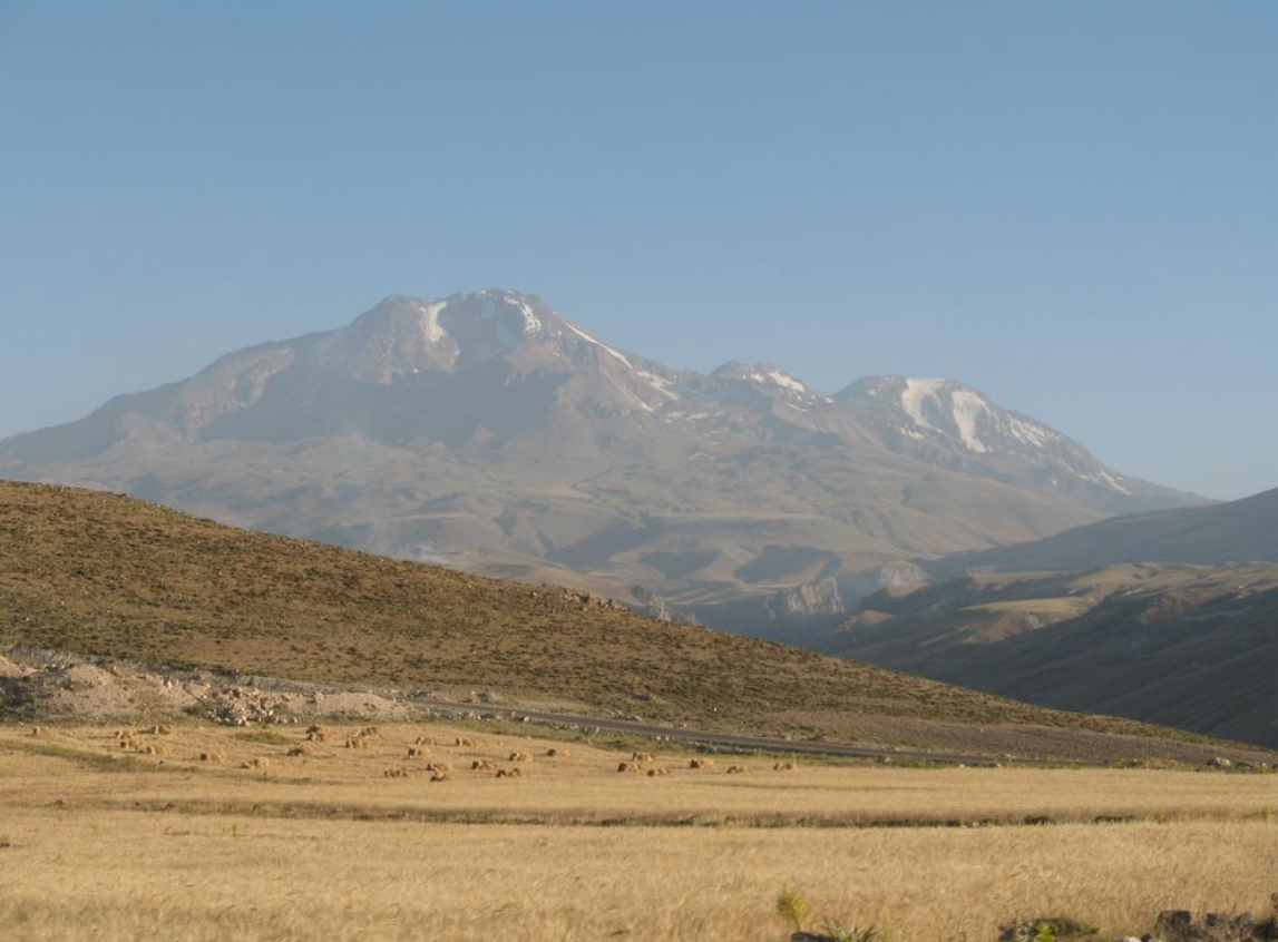 Отношения как гора. Ползком карабкаешься, кубарем вылетаешь. 
