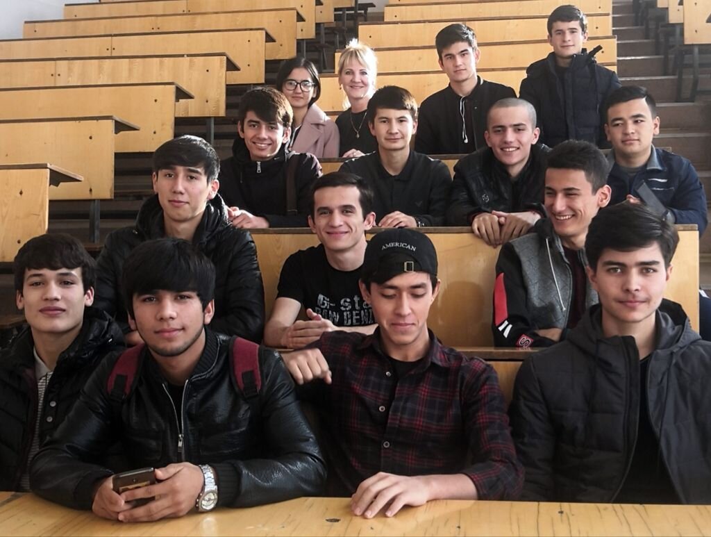 Как теперь относится к таджикам. Студенты Таджикистана. Студенты из Таджикистана в Кыргызстане. Парни из Таджикистана. Таджикские студенты в России.