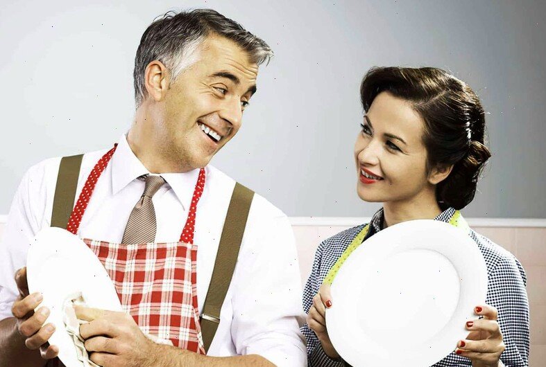 Пусть ваш супруг тоже моет посуду и наводит порядок в комнатах