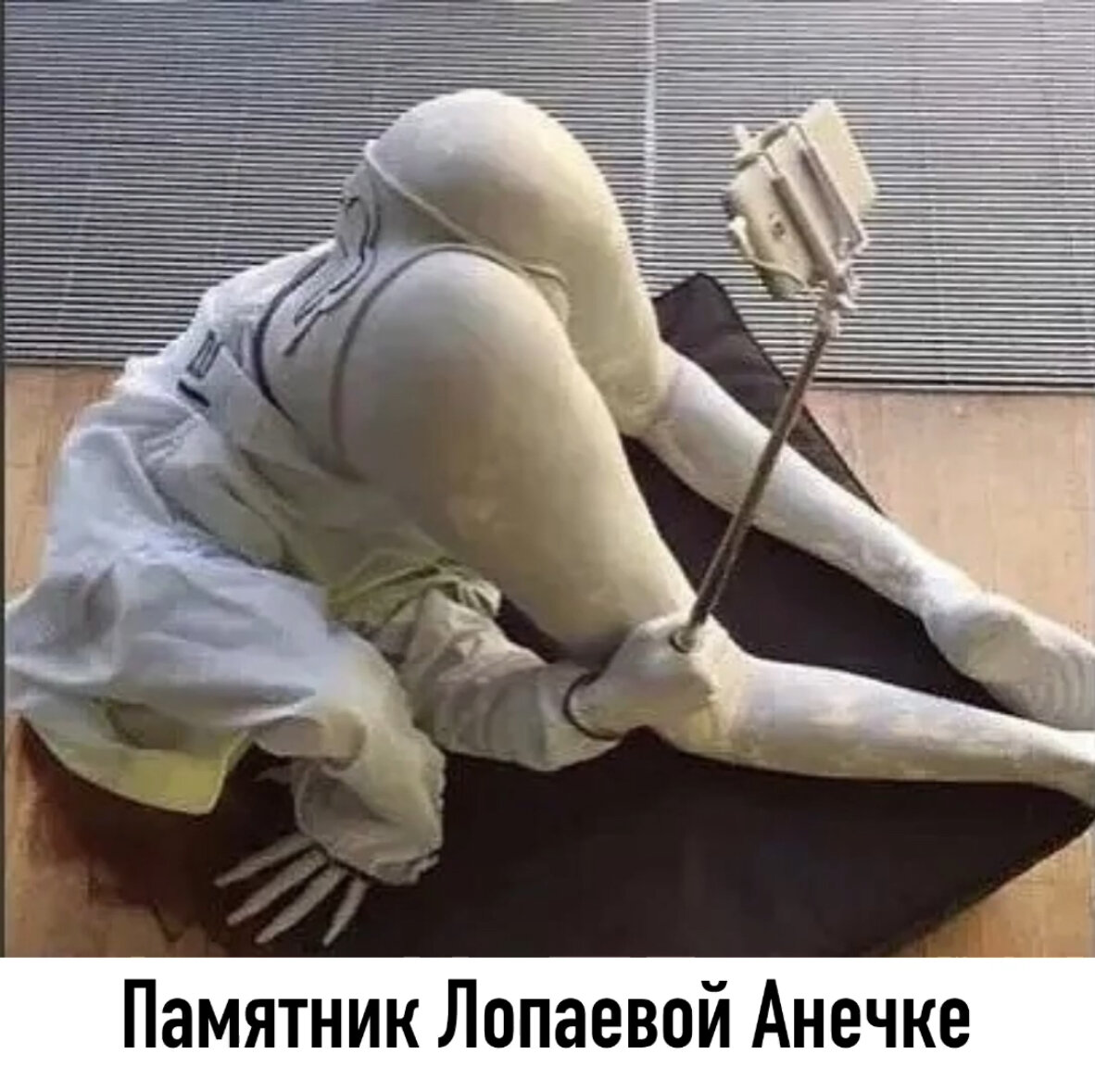 Примерно так Анечка фотографировалась при мне на пляже