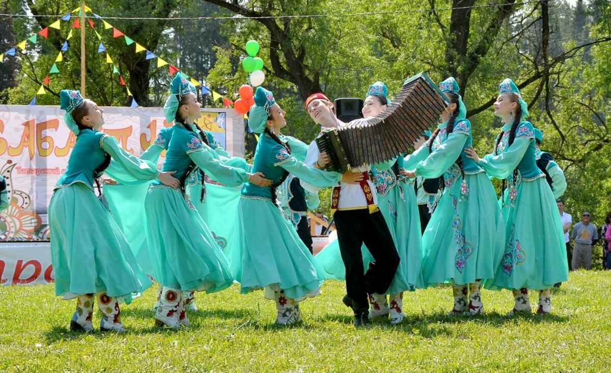 Когда будет сабантуй в татарстане. Национальный праздник татар Сабантуй. Национальные праздники Татарстана Сабантуй. Татарский народный праздник Сабантуй. Традиция народа татары Сабантуй.