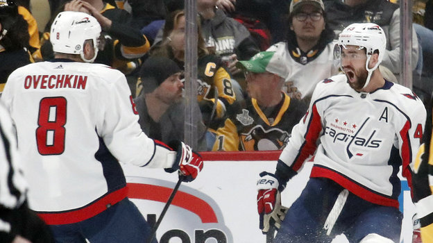    Том Уилсон (№ 43) и Александр Овечкин празднуют гол в матче. USA Today Sports