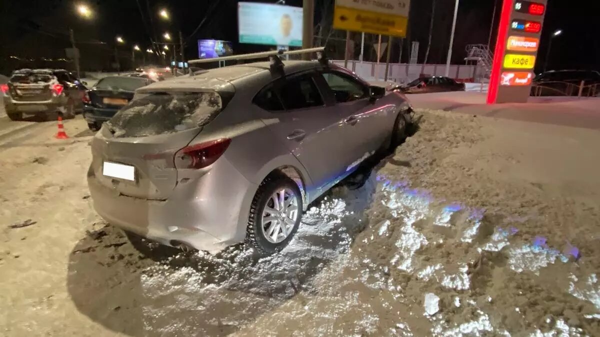     В результате столкновения авто травмы получили взрослые, а также 12-летняя девочка и 6-летний мальчик.