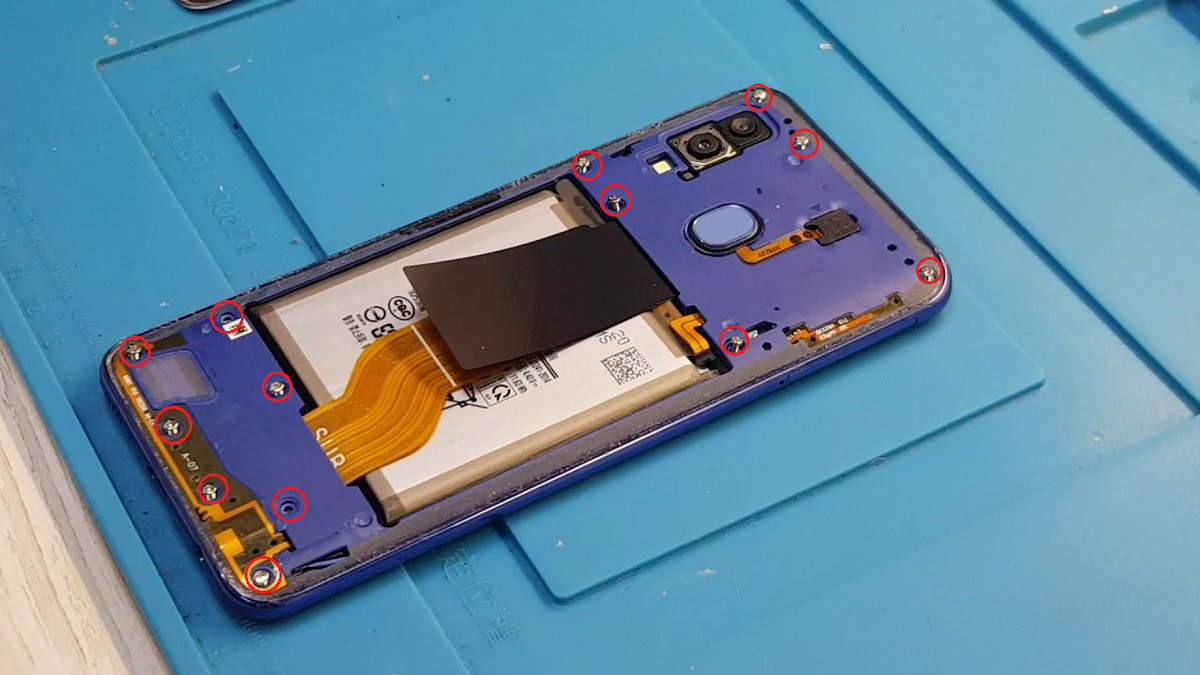 Винты удерживающие среднюю часть корпуса.