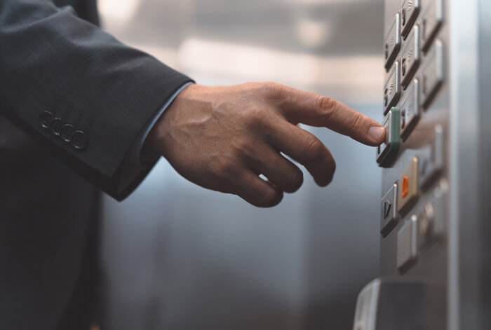 Пилот и бортпроводники Qatar Airways застряли на два часа в лифте / Фото: Adobe Stock