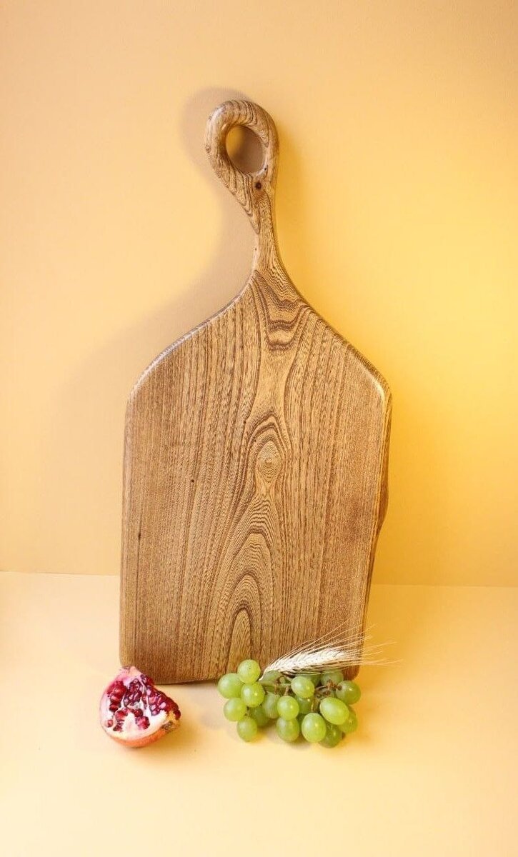 Как пользоваться деревянным. Деревянный массажер для спины с ручками. Как пользоваться деревянным. Разделочная доска из бревна. Украшения из спилов дерева.