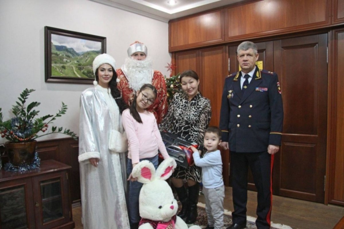    Мечту маленького астраханца исполнили полицейские Дед Мороз со Снегурочкой