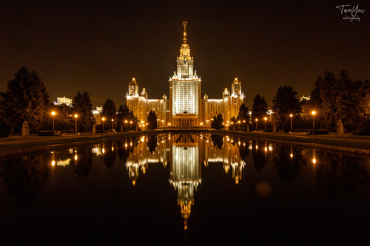 Вчерашние вечерние. Иллюминация МГУ. Здание МГУ. МГУ ночью Москва. Здание МГУ ночью.