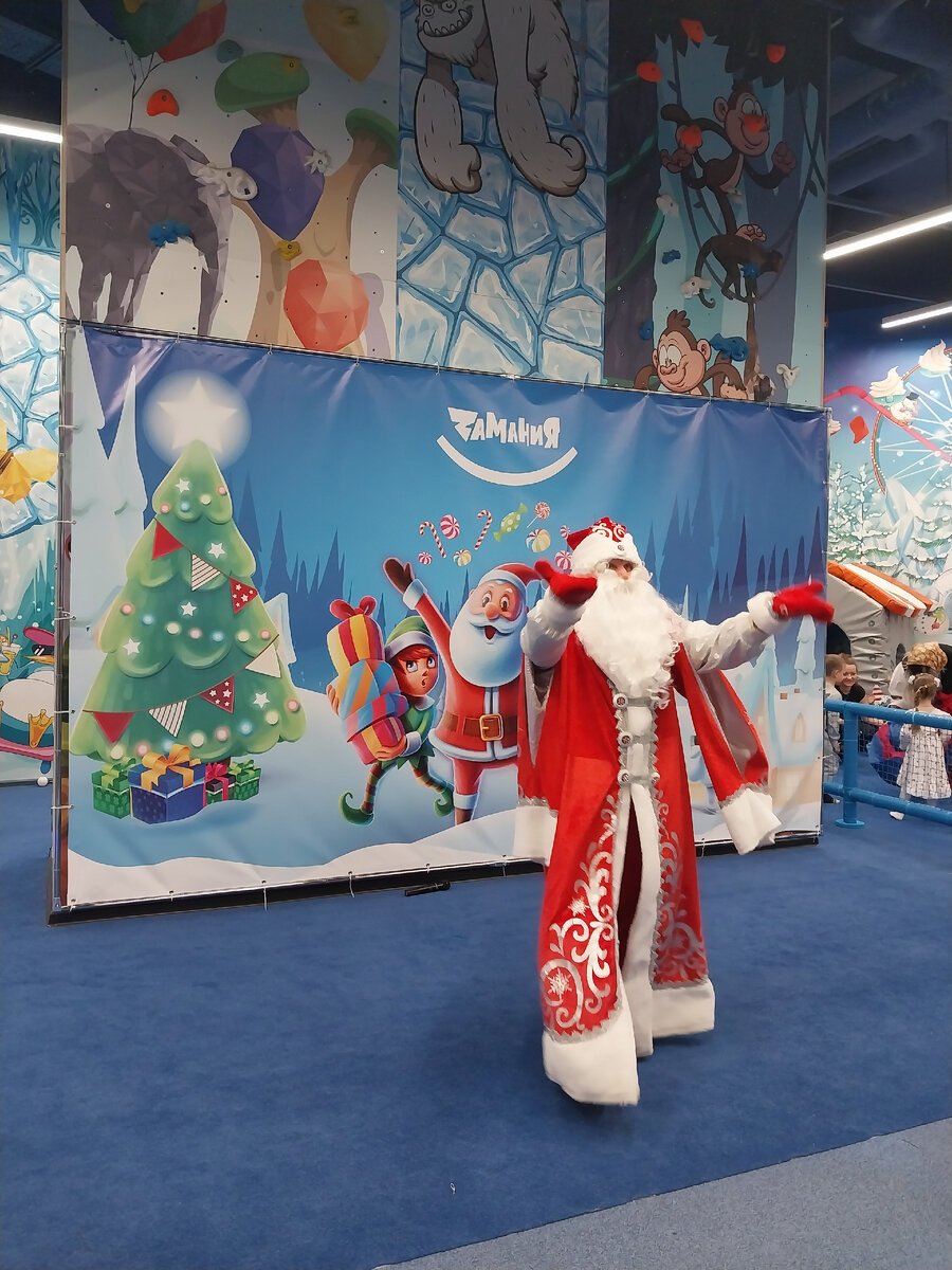 Дед Мороз пляшет с детьми