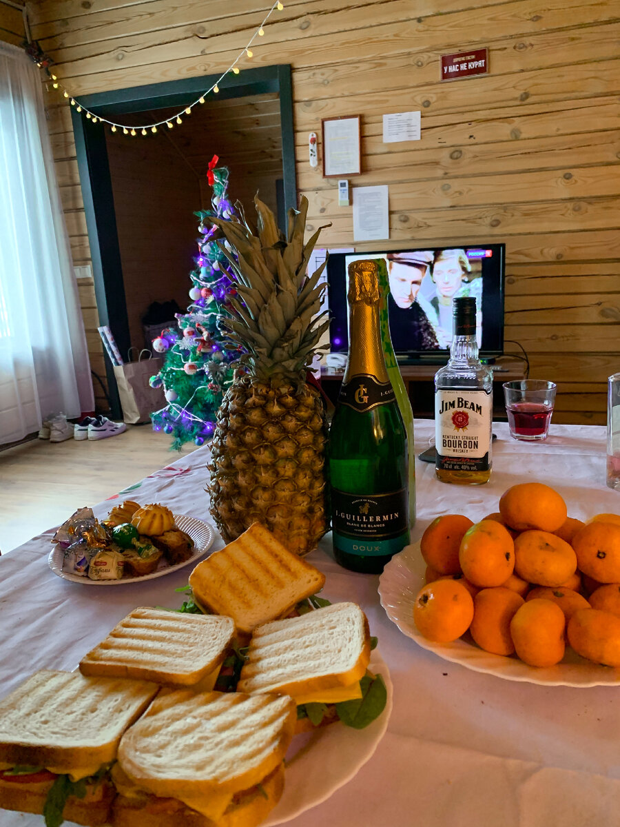 Завтрак 31 декабря: сендвичи 🥪  и шампанское за кадром.