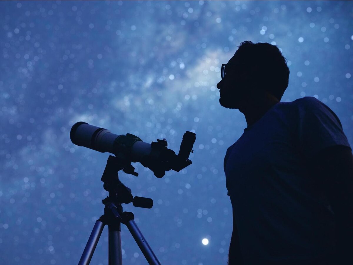 Человек с телескопом. Астроном. Мужчина с телескопом. Астроном наблюдает звезды. Наблюдать невероятный