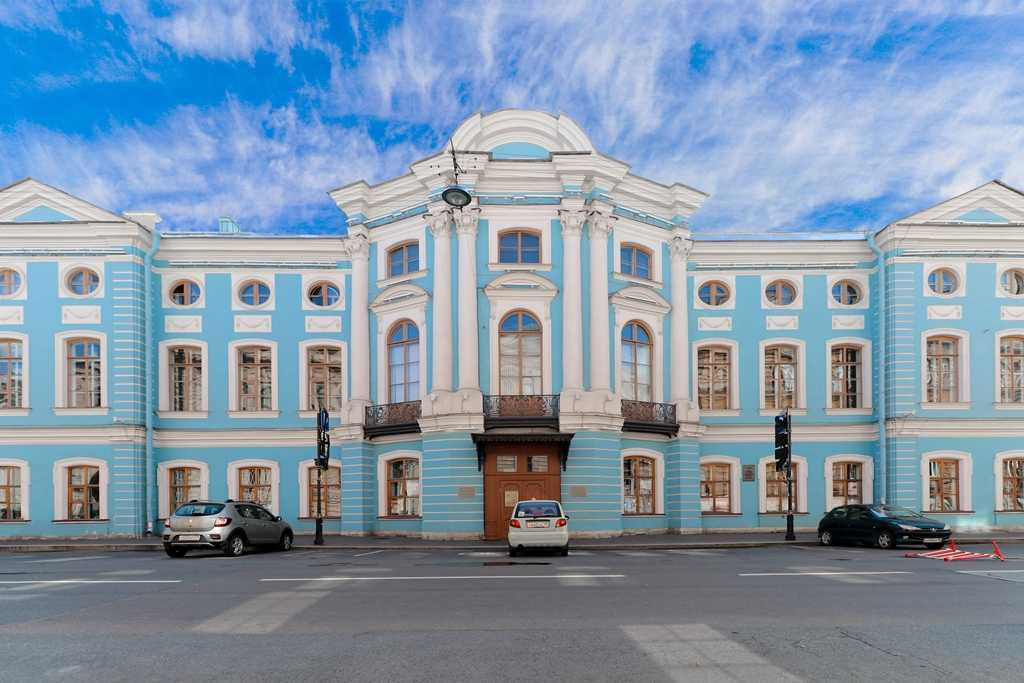 Академии искусств в России