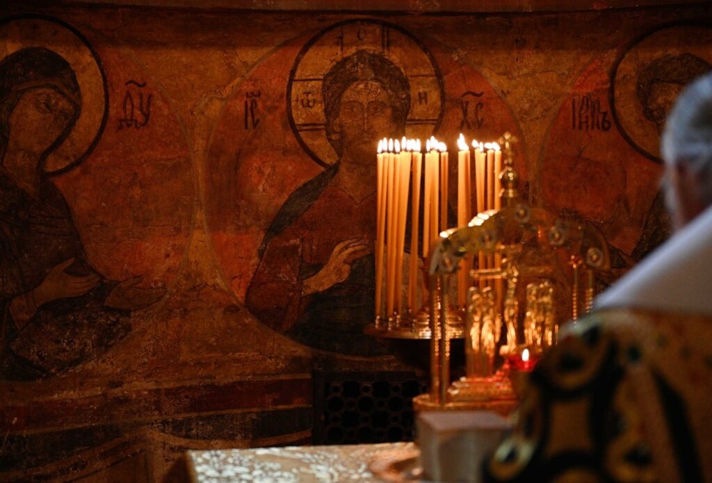  На службе в Успенском соборе Кремля