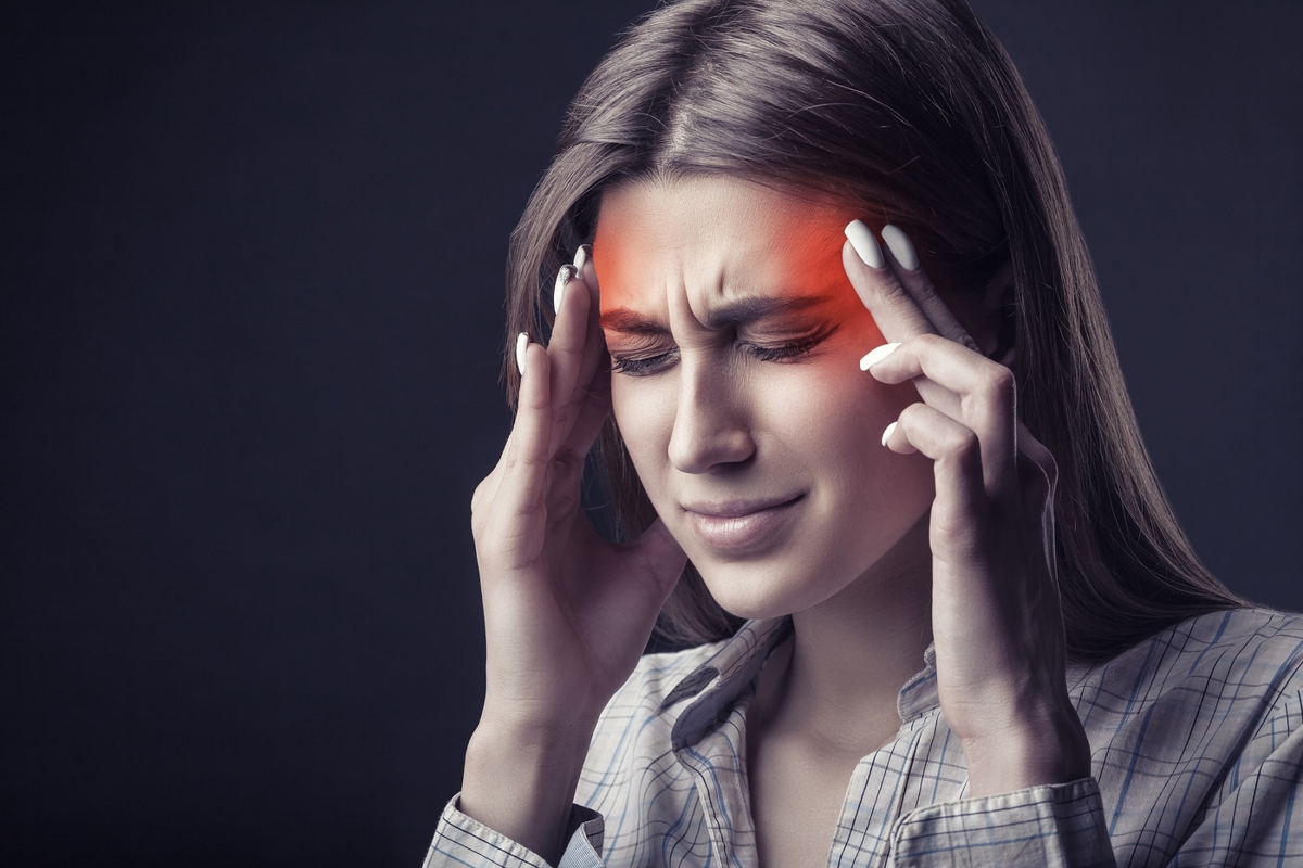   У большинства людей время от времени возникают головные боли. Но если у вас болит голова слишком часто, возможно, у вас хронические ежедневные головные боли.-2