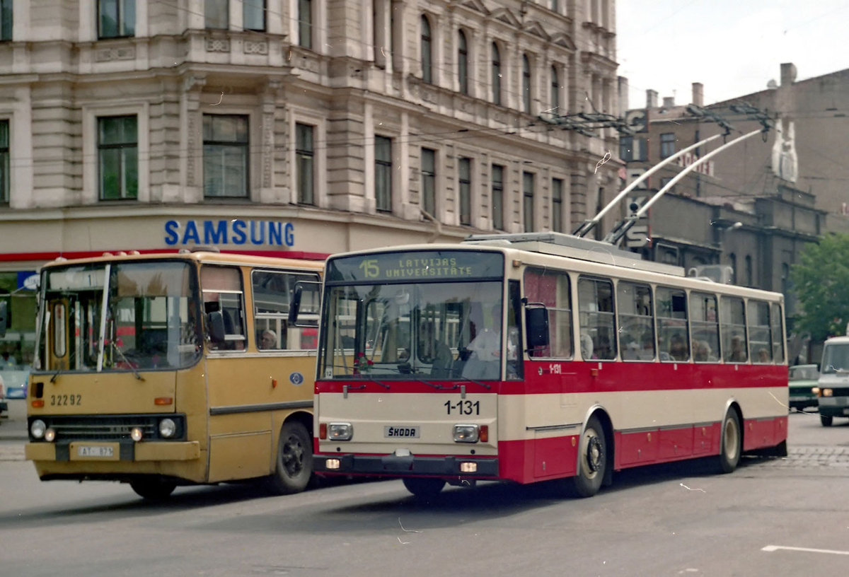 Венгерский Икарус-260 и троллейбус Skoda на улице в Риге