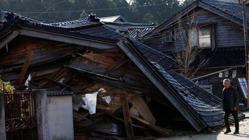 Даисиро Эмотэ (79 лет) жил один в двухэтажном деревянном доме в районе Касугано города Сузу префектуры Исикава.-2