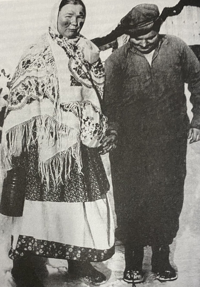 Ряженые «супруги». Фото. Деревня Климово, Горьковская обл. 1960