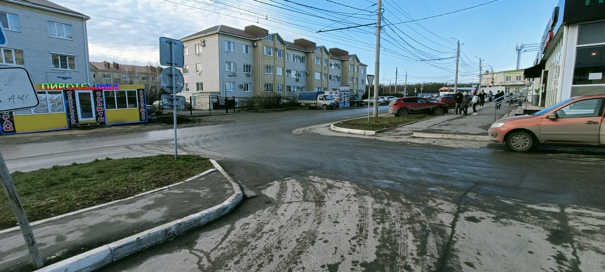 На фото 2 ларька, на расстоянии 100 метров.  Фото взято с моего телефона