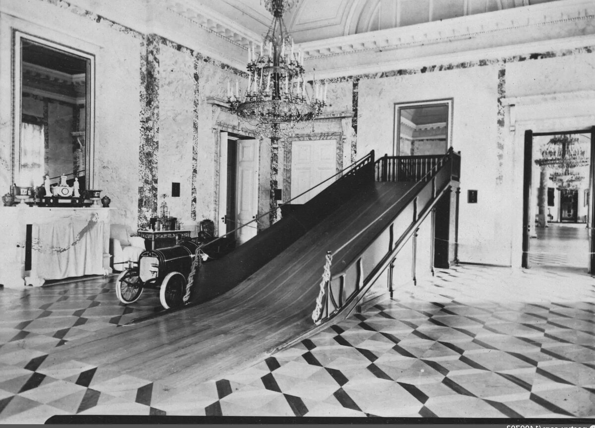 Катальная горка в парадной Александровского дворца в Царском Селе
Источник: tsarselo.ru