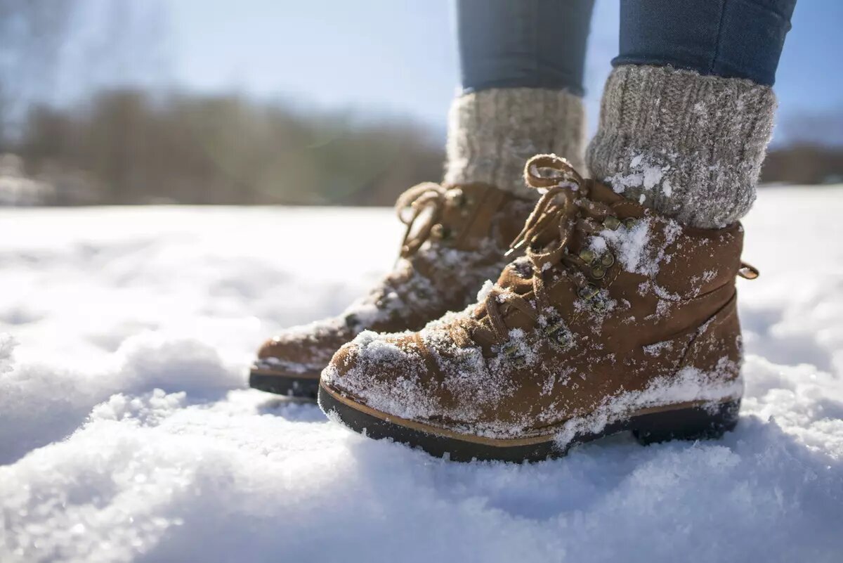 В сильный мороз ноги замерзают. Ботинки в снегу. Ботинки детские в снегу. Зимняя обувь на сильные Морозы. Ноги в зимней обуви.