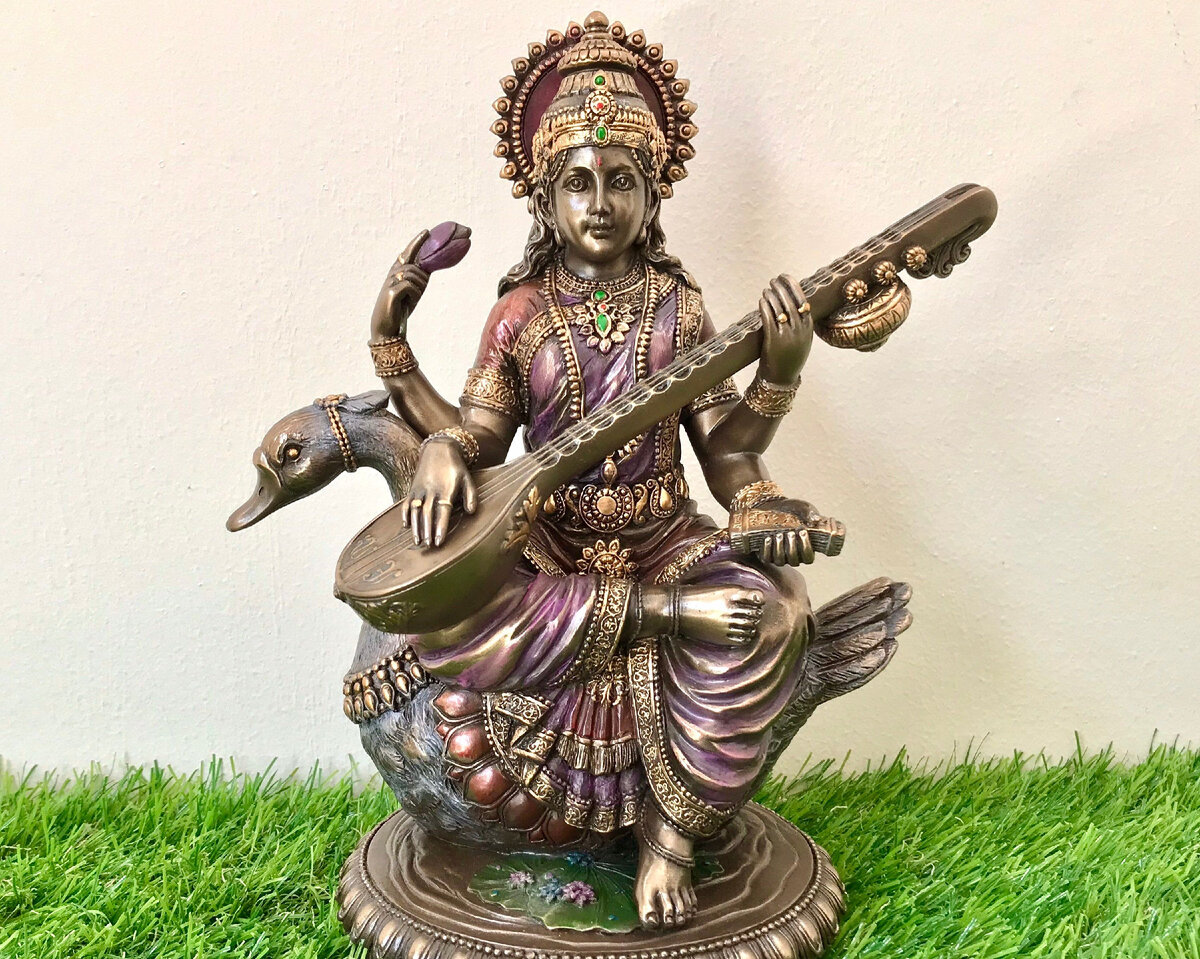 Индийская богиня Сарасвати имеет древнее происхождение и тесно связана с историей Индии. Ее происхождение уходит корнями в ведическую эпоху, и она является одной из наиболее почитаемых богинь в индуизме