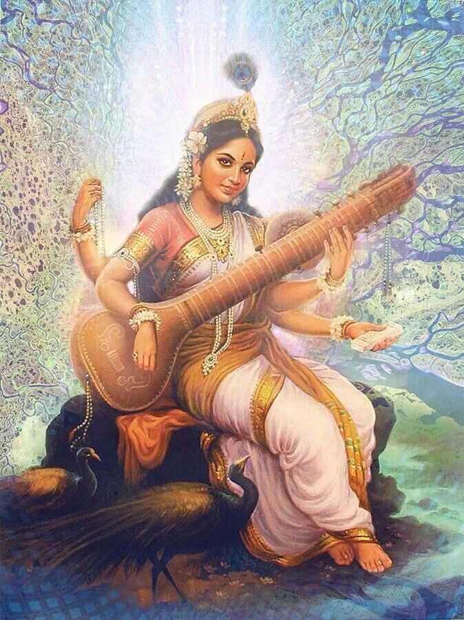 Сарасвати часто изображается с музыкальными инструментами, такими как ситар (струнный инструмент) и мридангам (ударный инструмент). Она также ассоциируется с танцем и пением, и ее присутствие часто сопровождается музыкой и ритмом.