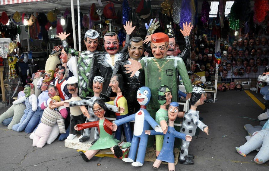 Куклы из папье-маше продаются на рынках Эквадора в канун Нового года