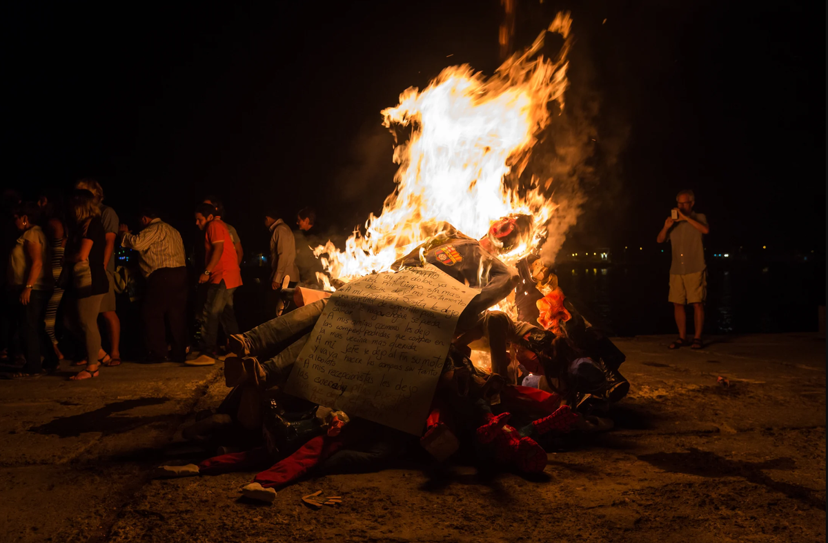 Сжигание чучела в Эквадоре