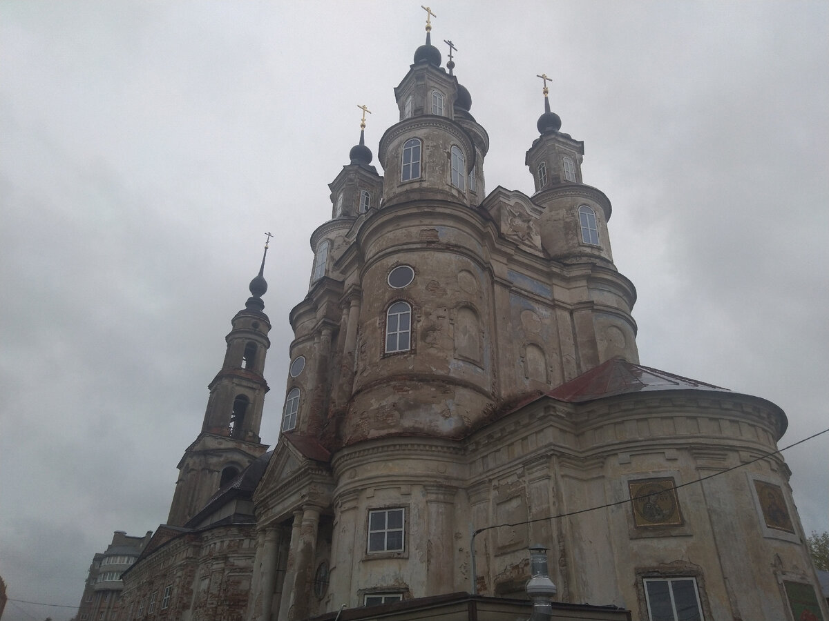 Старая церковь, очень необычной архитектуры, к сожалению, в ужасном состоянии.