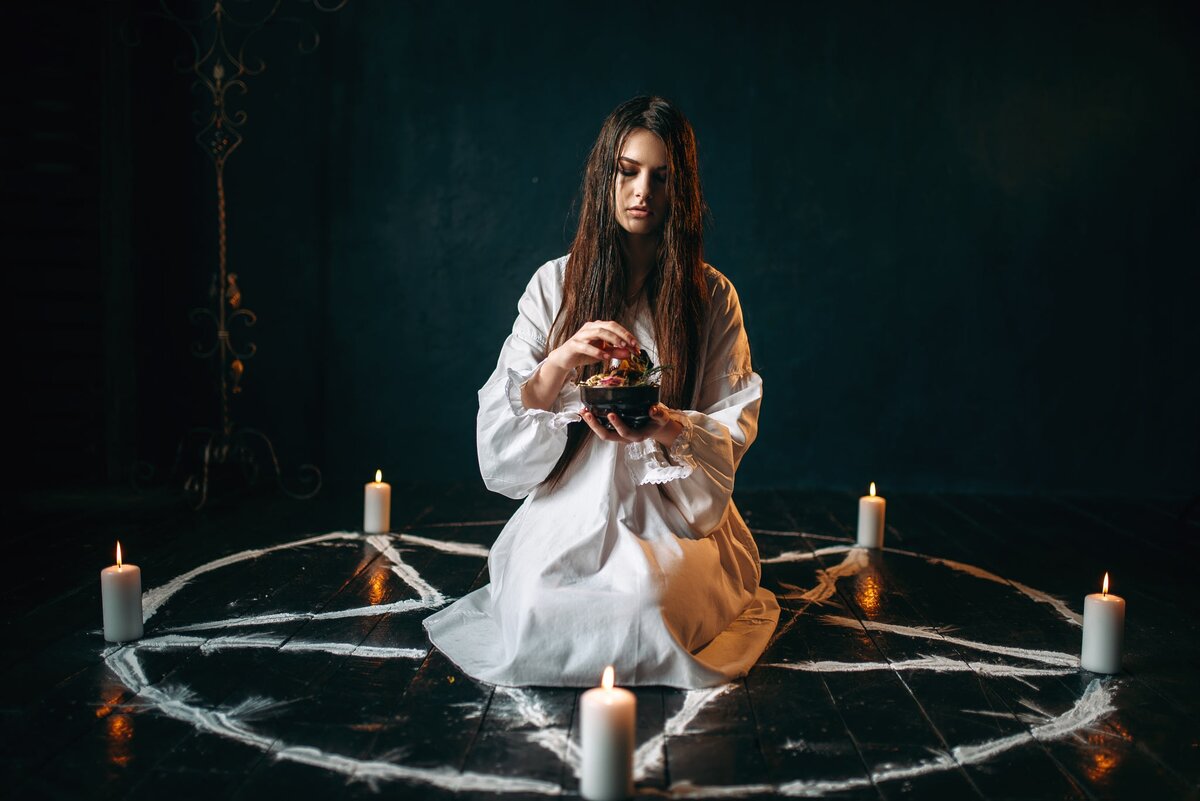 Сработавшие ритуалы. Ритуалы ведьм. Ведьма ритуал магия. Девушка ритуал. Магический ритуал ведьмы.