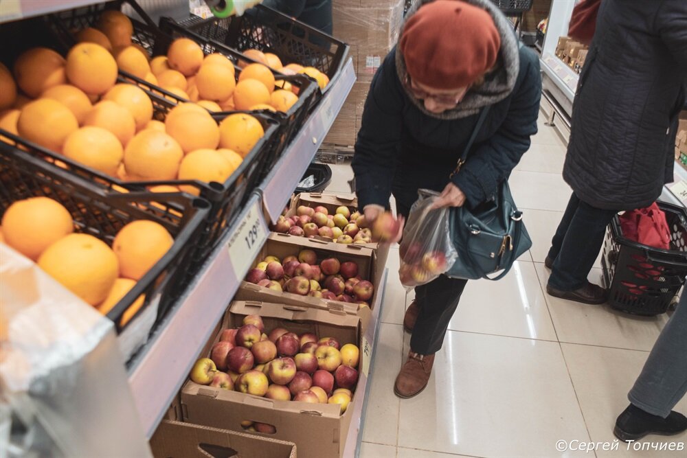 В магазине выбирают товары