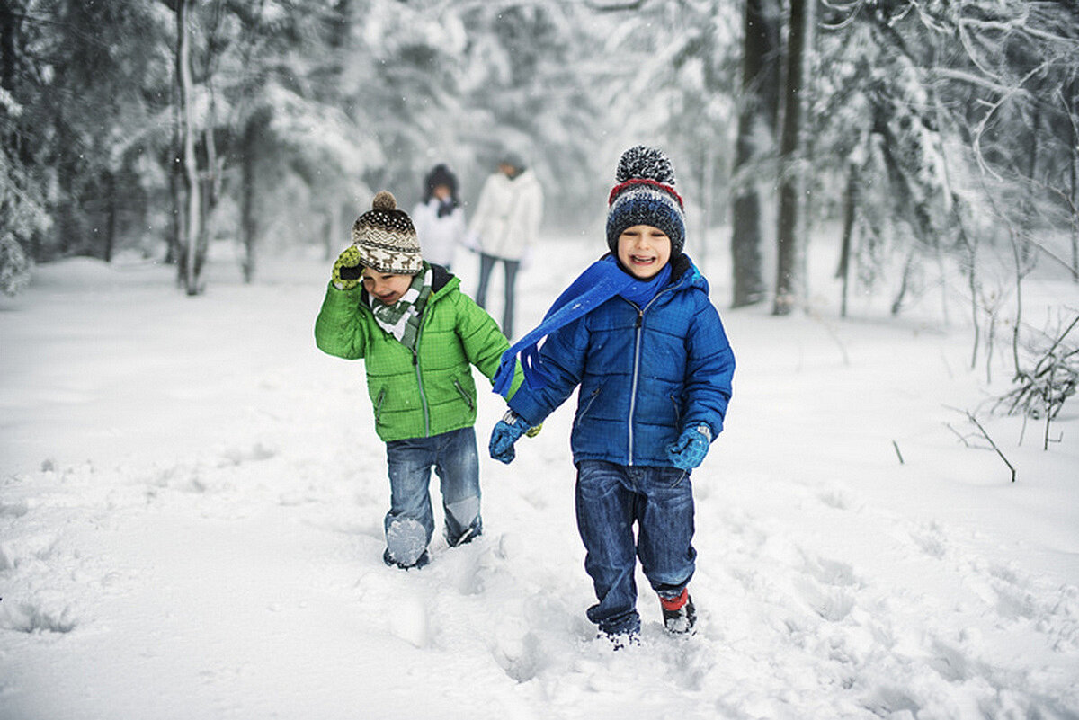 Зимняя прогулка. Дети зима улица. Зимние прогулки с детьми. Дети на прогулке зимой.