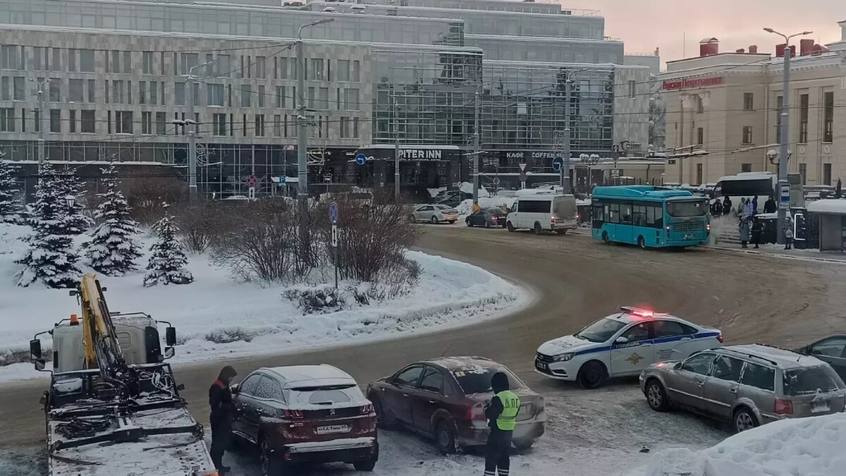 Забирают одну за другой»: авто массово эвакуируют с парковки в центре  Петрозаводска | Новости Карелии | Karelinform.ru | Дзен