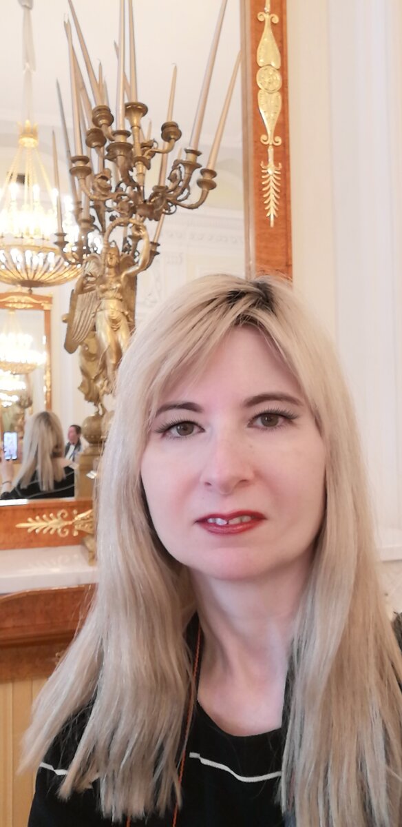 В Золотой гостиной