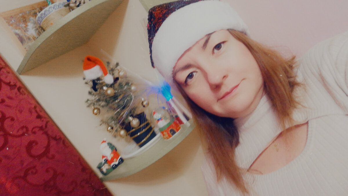 К новому году готова, ёлка нынче маленькая, но зато живая. 