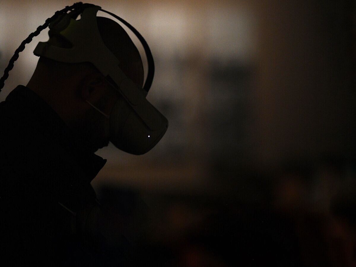    Человек в очках виртуальной реальности на премьере проекта "VR-расследование: Преступления главных нацистов Рейха против человечества" в МХАТ им. М. Горького в Москве© РИА Новости / Владимир Астапкович