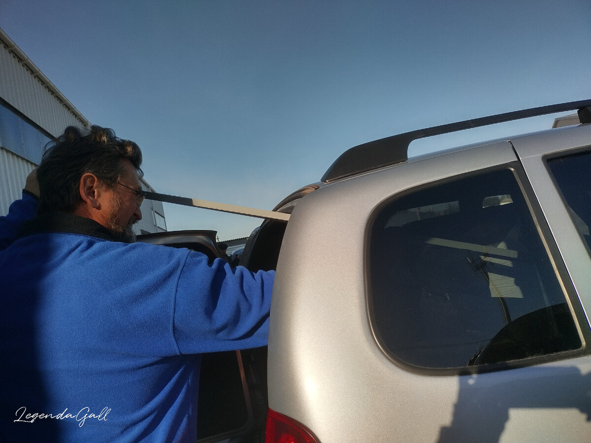 Олег длинномеры укладывает у магазина