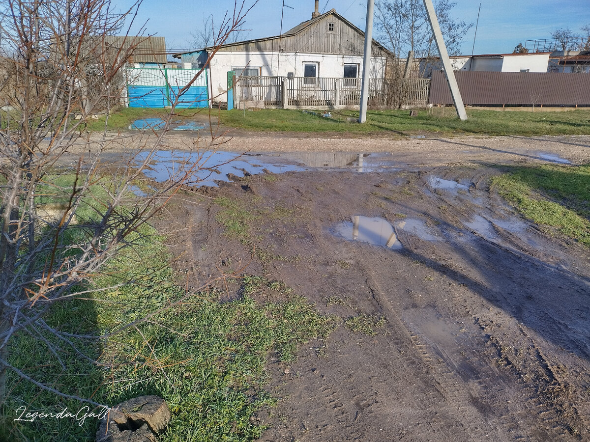 Ночью был сильный дождь, лужи кругом