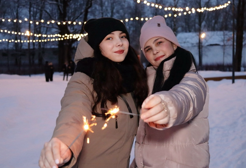 Песня елочка красавица текст. Стиль фотосессии для подруг. Лучшие подруги на закате. Вокруг так много подруг ivan go. Слова песни улыбка.