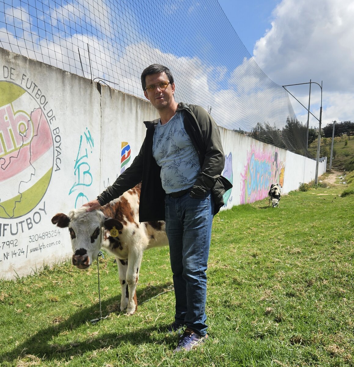 Городской житель. Член футбольной команды (возможно).