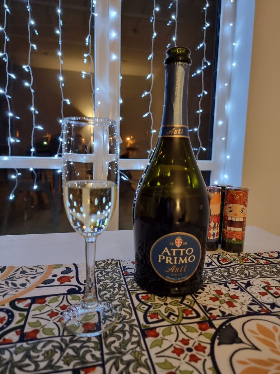 Праздник к нам приходит.