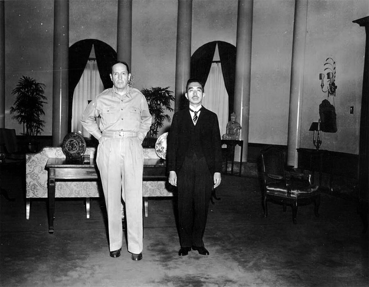 Генерал Дуглас МакАртур и император Японии Хирохито, 1945 год.